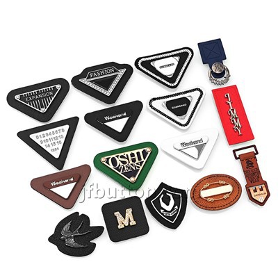 رقعة جلدية صغيرة مع ملصق معدني